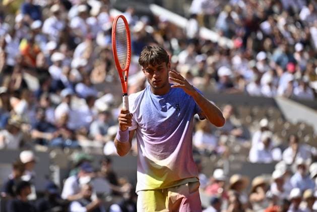 2025 Roland-Garros - Day 7 PARIS, FRANCE - MAY 31: Flavio Cobolli of Italy in action against Alexander Zverev (not seen) of Germany during their men s singles match on day 7 of the French Open tennis tournament on Court Philippe-Chatrier at the Philippe-Chatrier Court in Paris on May 31, 2025. Burak Akbulut Anadolu Paris France. Editorial use only. Please get in touch for any other usage.  Copyright: x2025xAnadoluxBurakxAkbulutx