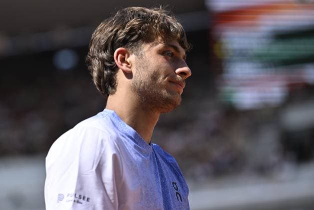 2025 Roland-Garros - Day 7 PARIS, FRANCE - MAY 31: Flavio Cobolli of Italy gestures during his match Alexander Zverev (not seen) of Germany during their men s singles match on day 7 of the French Open tennis tournament on Court Philippe-Chatrier at the Philippe-Chatrier Court in Paris on May 31, 2025. Burak Akbulut Anadolu Paris France. Editorial use only. Please get in touch for any other usage.  Copyright: x2025xAnadoluxBurakxAkbulutx