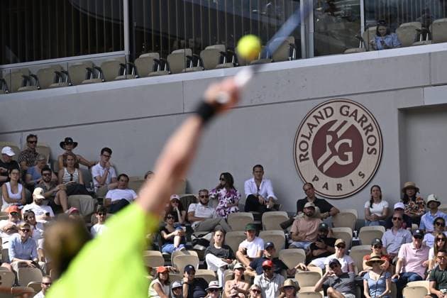 2025 Roland-Garros - Day 7 PARIS, FRANCE - MAY 31: People follow the men s singles match between Alexander Zverev of Germany and Flavio Cobolli of Italy on day 7 of the French Open tennis tournament on Court Philippe-Chatrier at the Philippe-Chatrier Court in Paris on May 31, 2025. Burak Akbulut Anadolu Paris France. Editorial use only. Please get in touch for any other usage.  Copyright: x2025xAnadoluxBurakxAkbulutx