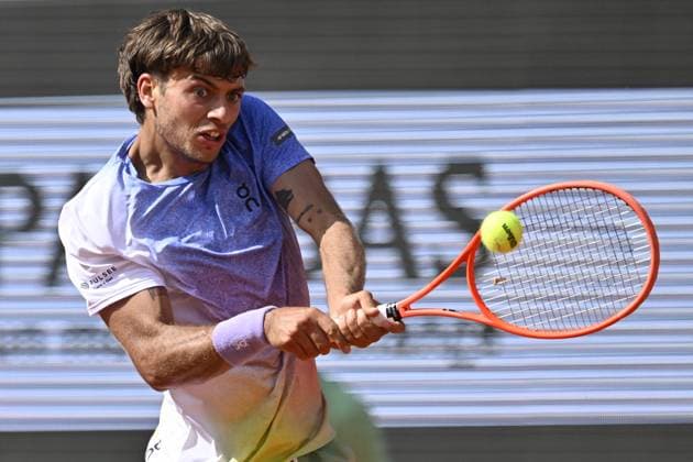 2025 Roland-Garros - Day 7 PARIS, FRANCE - MAY 31: Flavio Cobolli of Italy plays against Alexander Zverev of Germany during the Men s Singles Third Round match on Day Seven of the 2025 French Open at Roland Garros on May 31, 2025 in Paris, France. Burak Akbulut Anadolu Paris France. Editorial use only. Please get in touch for any other usage.  Copyright: x2025xAnadoluxBurakxAkbulutx