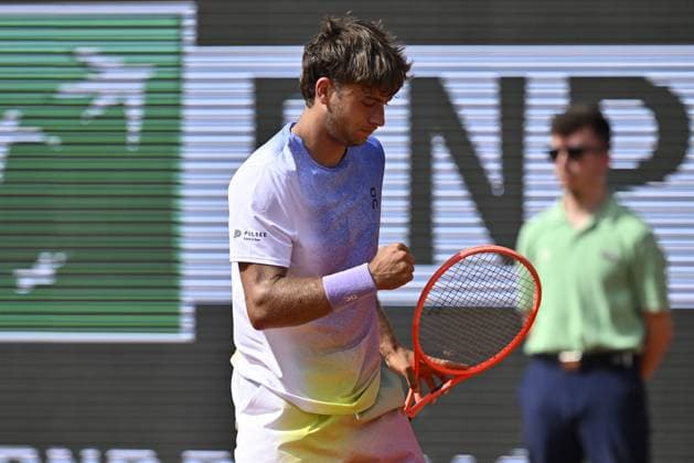 2025 Roland-Garros - Day 7 PARIS, FRANCE - MAY 31: Flavio Cobolli of Italy plays against Alexander Zverev of Germany during the Men s Singles Third Round match on Day Seven of the 2025 French Open at Roland Garros on May 31, 2025 in Paris, France. Burak Akbulut Anadolu Paris France. Editorial use only. Please get in touch for any other usage.  Copyright: x2025xAnadoluxBurakxAkbulutx