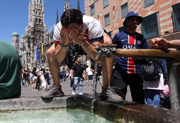 UCL-Finalvorschau 31. Mai 2025, München UEFA Champions League Finalvorschau Ein PSG-Fan benetzt sein Gesicht und seinen Hals mit Wasser aus einem öffentlichen Brunnen, um dem heißen Wetter zu trotzen Foto Charlotte Wilson Abseits München Deutschland  Copyright: xCharlottexWilsonx xOffsidexOffside