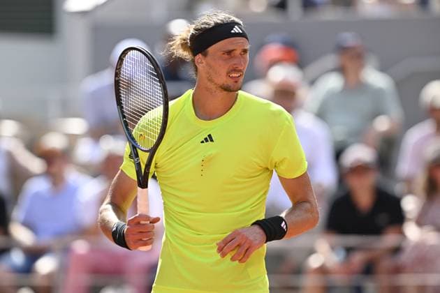 2025 Roland-Garros - Day 7 PARIS, FRANCE - MAY 31: Germany s Alexander Zverev plays against Flavio Cobolli of Italy during the Men s Singles Third Round match on Day Seven of the 2025 French Open at Roland Garros on May 31, 2025 in Paris, France. Burak Akbulut Anadolu Paris France. Editorial use only. Please get in touch for any other usage.  Copyright: x2025xAnadoluxBurakxAkbulutx