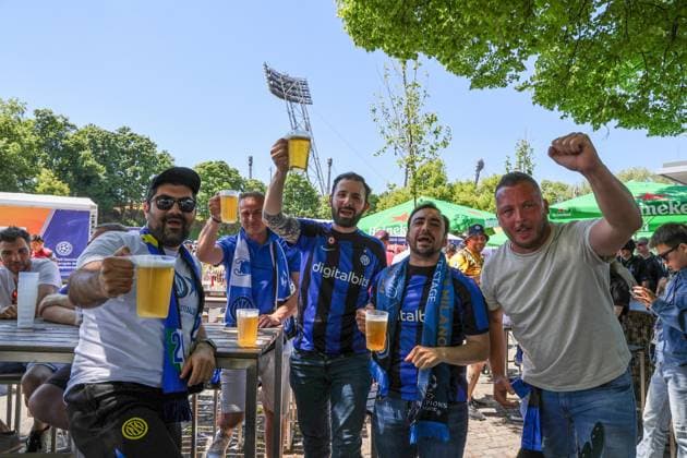 May 31, 2025, Munich, Bavaria, Germania: Champions League Final Fan Village in Munich at the Olympic Park.In the photo, fans playing while waiting to go to the stadium Munich Germania - ZUMAs236 20250531_aap_s236_007 Copyright: xFabioxSassox