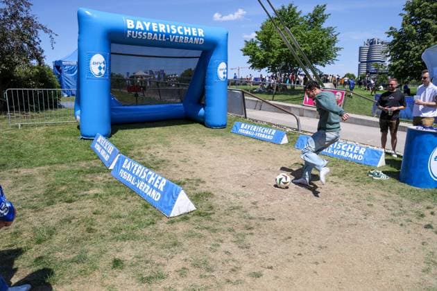 May 31, 2025, Munich, Bavaria, Germania: Champions League Final Fan Village in Munich at the Olympic Park.In the photo, fans playing while waiting to go to the stadium Munich Germania - ZUMAs236 20250531_aap_s236_012 Copyright: xFabioxSassox