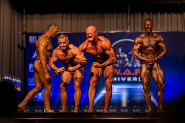 Sport Themen der Woche KW22 Sport Bilder des Tages , Deutschland, Rheinland Pfalz, Limburgerhof, 31.05.2025, Ein männlicher Bodybuilder präsentiert sich auf einer Bühne im Rahmen eines Bodybuilding-Wettbewerbs in der Klasse Masters over 50. W.A.F. Universe - world Championshhip 2025 *** , Germany, Rhineland Palatinate, Limburgerhof, 31 05 2025, A male bodybuilder presents himself on a stage during a bodybuilding competition in the class Masters over 50 W A F Universe world Championshhip 2025