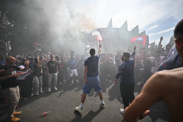 PSG Supporters Waiting Outside The Parc des Princes - Paris PSG supporters waiting outside the Parc des Princes stadium, which will welcome 48,000 people this Saturday evening for the broadcast of the Champions League final in Munich, between Paris Saint Germain (PSG) and Inter Milan, in Paris, France, on May 31, 2025. Photo by Eliot Blondet ABACAPRESS.COM Paris France  Copyright: xBlondetxEliot ABACAx