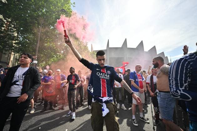 PSG Supporters Waiting Outside The Parc des Princes - Paris PSG supporters waiting outside the Parc des Princes stadium, which will welcome 48,000 people this Saturday evening for the broadcast of the Champions League final in Munich, between Paris Saint Germain (PSG) and Inter Milan, in Paris, France, on May 31, 2025. Photo by Eliot Blondet ABACAPRESS.COM Paris France  Copyright: xBlondetxEliot ABACAx