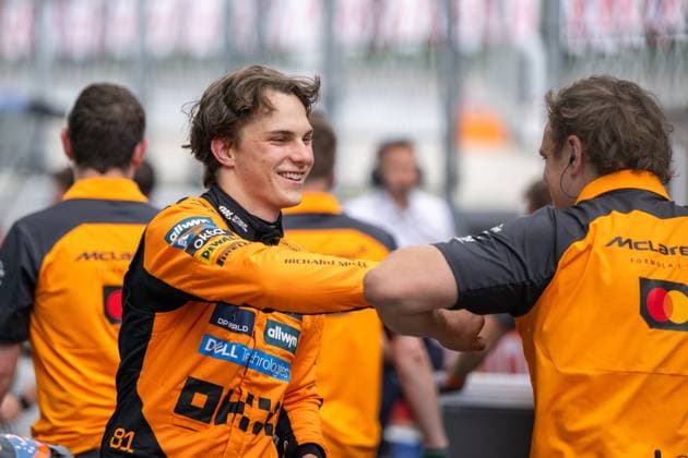 Oscar Piastri McLaren Formula 1 Team, Australia, 81 celebrates pole position and grid position 1 with team at Parc Ferme, ESP, Formula 1 World Championship, Aramco Grand Prix of Spain, Circuit de Barcelona Catalunya, Qualifying, 2025 season, 31 05 2025 ESP, Formula 1 World Championship, Aramco Grand Prix of Spain, Circuit de Barcelona Catalunya, Qualifying, 2025 season, 31 05 2025 Barcelona Copyright: xEibner-Pressefoto Memmlerx EP_MMR