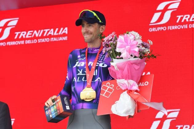 Foto IPP Massimo Rana Sestriere ( To ) 31-05-2025 Ciclismo Giro d Italia 2025 ventesima tappa da Verres a Sestriere nella foto il vincitore di tappa Chris Harper esulta sul podio Italy Photo Press - World Copyright italy ITALY  Copyright: xR4924_italyphotopressx