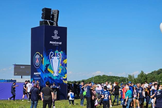 31 05 2025, xsltx, Football UEFA Champions League Final 2025, Paris St Germain Inter Milan v l Fans Spectators in front of the stadium Arena DFL DFB REGULATIONS PROHIBIT ANY USE OF PHOTOGRAPHS as IMAGE SEQUENCES and or QUASI VIDEO Muenchen