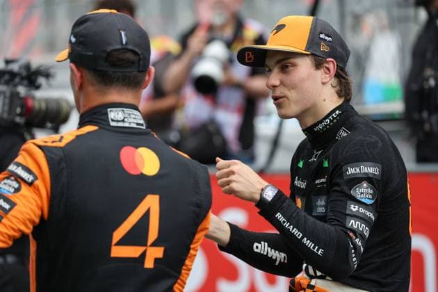 Foto IPP Enrico Schiavi Montmelò 31-05-2025 Formula 1 - F1 Gran Premio di Spagna 2025 Qualifiche nella foto: da sx. Lando Norris - McLaren con Oscar Piastri - McLaren Montmelò italy SPAGNA ITALY  Copyright: xR4924_italyphotopressx