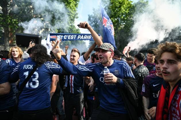 Champions League PSG vs Inter Milan - PSG supporters - FA Paris Saint-Germain’s supporters cheer around the Parc des Princes Stadium before the diffusion of the UEFA Champions League final football match between Paris Saint-Germain and Inter Milan in Munich, in Paris on May 31, 2025. Photo by Firas Abdullah ABACAPRESS.COM Paris Ile-de-France France  Copyright: xAbdullahxFiras ABACAx