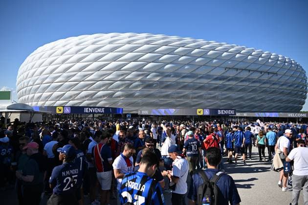 31 05 2025, xsltx, Football UEFA Champions League Final 2025, Paris St Germain Inter Milan v l Fans, spectators, jerseys, atmosphere, emotions in front of the stadium, the arena DFL DFB REGULATIONS PROHIBIT ANY USE OF PHOTOGRAPHS as IMAGE SEQUENCES and or QUASI VIDEO Muenchen