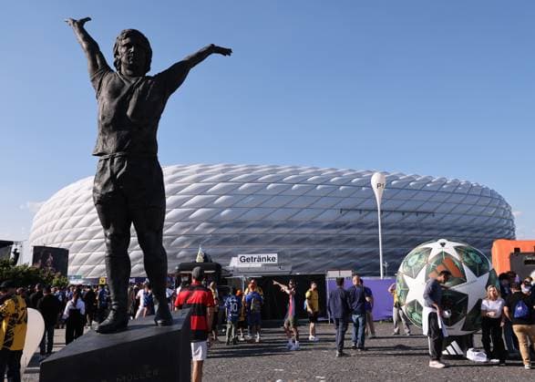Munich, Germany, 31st May 2025. A statue of Gerd Muller welcomes fans outside the stadium before the Paris Saint Germain vs Internazionale UEFA Champions League Final match at Munich Football Arena, Munich. Picture credit should read: David Klein Sportimage EDITORIAL USE ONLY. No use with unauthorised audio, video, data, fixture lists, club league logos or live services. Online in-match use limited to 120 images, no video emulation. No use in betting, games or single club league player publications. SPI_018_DK_UCL_Final SPI-3964-0012