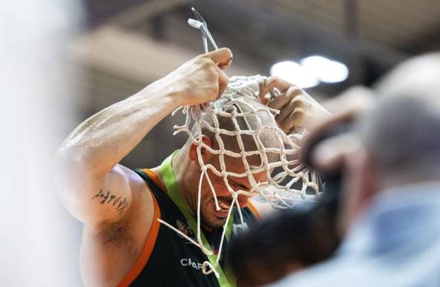 Sport Themen der Woche KW22 Sport Bilder des Tages BASKETBALL BUNDESLIGA PROA PLAYOFF - FINALE 2. SPIELTAG SCIENCE CITY JENA - VET-CONCEPT GLADIATORS TRIER ** NUR FÜR REDAKTIONELLE ZWECKE ** EDITORIAL USE ONLY **<p>31 05 2025-Jena: Basketball 2. Basketball-Bundesliga ProA Saison 2024 2025 PlayOff ProA Finale 2. Spieltag Sparkassen-Arena Science City Jena - VET-CONCEPT Gladiators Trier im Foto: Ausgelassen feiern die Trierer, hier Maik Zirbes 33 (VET-CONCEPT Gladiators Trier) die Meisterschaft nach dem Sieg in Jena ( Deutschland Thueringen Jena Copyright: SaschaxFromm *** BASKETBALL BUNDESLIGA PROA PLAYOFF FINALE 2 GAME DAY SCIENCE CITY JENA VET CONCEPT GLADIATORS TRIER FOR EDITORIAL PURPOSES ONLY EDITORIAL USE ONLY p 31 05 2025 Jena Basketball 2 Basketball Bundesliga ProA Saison 2024 2025 PlayOff ProA Finale 2 Spieltag Sparkassen Arena Science City Jena VET CONCEPT Gladiators Trier im Foto The Trier players celebrate exuberantly, here Maik Zirbes 33 VET CONCEPT Gladiators Trier celebrate the championship after the victory in Jena Germany Thuringia Jena Copyright SaschaxFromm Copyright: SaschaxFromm doc80vmejgd6qgui48zek7 ,EDITORIAL USE ONLY