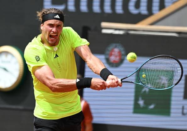 Roland Garros 2025, Grand Slam Tennis, Paris, France, 01 01 2023 Alexander Zverev (GER) in action during his third round match against Flavio Cobolli (ITA) at Roland Garros 2025 Paris Roland Garros Paris FRA, UK NEWSPAPERS OUT Copyright: xRogerxParkerx