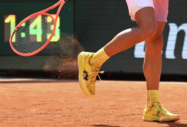 Sport Bilder des Tages Roland Garros 2025, Grand Slam Tennis, Paris, France, 01 01 2023 Flavio Cobolli (ITA) cleans his tennis shoes during his third round match against Alexander Zverev (GER) at Roland Garros 2025 Paris Roland Garros Paris FRA, UK NEWSPAPERS OUT Copyright: xRogerxParkerx
