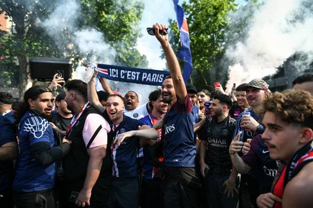 Champions League PSG vs Inter Milan - PSG supporters - FA Paris Saint-Germain’s supporters cheer around the Parc des Princes Stadium before the diffusion of the UEFA Champions League final football match between Paris Saint-Germain and Inter Milan in Munich, in Paris on May 31, 2025. Photo by Firas Abdullah ABACAPRESS.COM Paris Ile-de-France France  Copyright: xAbdullahxFiras ABACAx