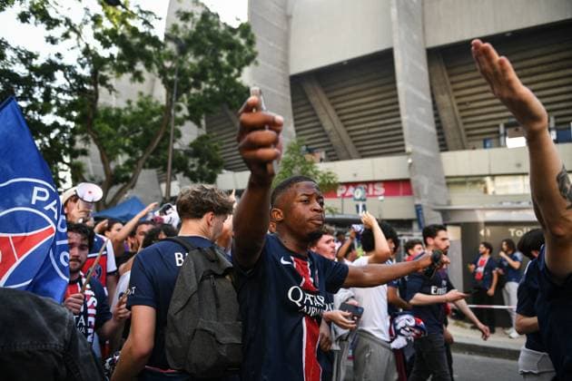 Champions League PSG vs Inter Milan - PSG supporters - FA Paris Saint-Germain’s supporters cheer around the Parc des Princes Stadium before the diffusion of the UEFA Champions League final football match between Paris Saint-Germain and Inter Milan in Munich, in Paris on May 31, 2025. Photo by Firas Abdullah ABACAPRESS.COM Paris Ile-de-France France  Copyright: xAbdullahxFiras ABACAx