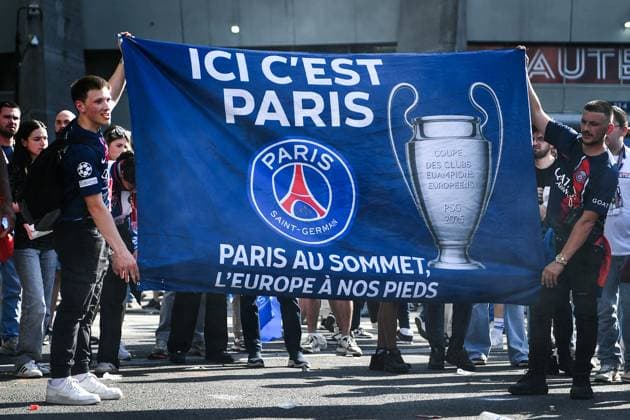 Champions League PSG vs Inter Milan - PSG supporters - FA Paris Saint-Germain’s supporters cheer around the Parc des Princes Stadium before the diffusion of the UEFA Champions League final football match between Paris Saint-Germain and Inter Milan in Munich, in Paris on May 31, 2025. Photo by Firas Abdullah ABACAPRESS.COM Paris Ile-de-France France  Copyright: xAbdullahxFiras ABACAx