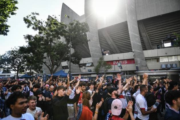 Champions League PSG vs Inter Milan - PSG supporters - FA Paris Saint-Germain’s supporters cheer around the Parc des Princes Stadium before the diffusion of the UEFA Champions League final football match between Paris Saint-Germain and Inter Milan in Munich, in Paris on May 31, 2025. Photo by Firas Abdullah ABACAPRESS.COM Paris Ile-de-France France  Copyright: xAbdullahxFiras ABACAx