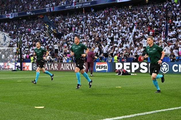 31 05 2025, xsltx, Football UEFA Champions League Final 2025, Paris St Germain Inter Milan v l Warmup warm up Warm up before the match Referee Referee Istvan Kovacs Romania and Marica, Mihai Romania Tunyogy, Ferencz Romania DFL DFB REGULATIONS PROHIBIT ANY USE OF PHOTOGRAPHS as IMAGE SEQUENCES and or QUASI VIDEO Muenchen