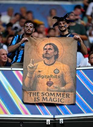 31 05 2025, Football UEFA Champions League Final 2025 Paris St Germain Inter Milan, at Allianz Arena Munich Milan fans celebrate goalkeeper Yann Sommer Inter Milan DFL and DFB regulations prohibit any use of photographs as image sequences and or quasi video
