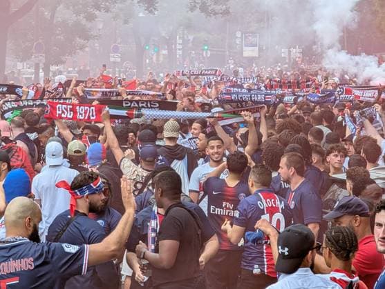 PSG Fans gather at Parc des Princes with flares and chants ahead of Champions League Final PARIS, FRANCE - MAY 31: Paris Saint-Germain (PSG) supporters gather outside the Parc des Princes stadium ahead of the UEFA Champions League final match between Paris Saint-Germain (PSG) and Inter Milan in Paris, France on June 1, 2025. Fans lit flares, chanting and waving scarves. Luc Auffret Anadolu Paris France. Editorial use only. Please get in touch for any other usage.  Copyright: x2025xAnadoluxLucxAuffretx