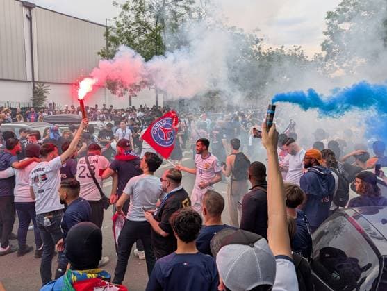 PSG Fans gather at Parc des Princes with flares and chants ahead of Champions League Final PARIS, FRANCE - MAY 31: Paris Saint-Germain (PSG) supporters gather outside the Parc des Princes stadium ahead of the UEFA Champions League final match between Paris Saint-Germain (PSG) and Inter Milan in Paris, France on June 1, 2025. Fans lit flares, chanting and waving scarves. Luc Auffret Anadolu Paris France. Editorial use only. Please get in touch for any other usage.  Copyright: x2025xAnadoluxLucxAuffretx