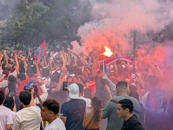 PSG Fans gather at Parc des Princes with flares and chants ahead of Champions League Final PARIS, FRANCE - MAY 31: Paris Saint-Germain (PSG) supporters gather outside the Parc des Princes stadium ahead of the UEFA Champions League final match between Paris Saint-Germain (PSG) and Inter Milan in Paris, France on June 1, 2025. Fans lit flares, chanting and waving scarves. Luc Auffret Anadolu Paris France. Editorial use only. Please get in touch for any other usage.  Copyright: x2025xAnadoluxLucxAuffretx