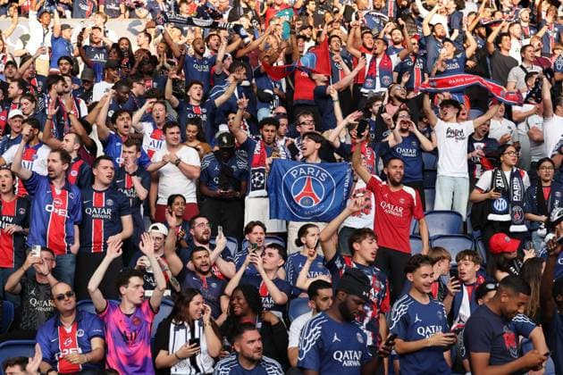 LIGUE DES CHAMPIONS PHOTOPQR LE PARISIEN Le Parisien Arnaud Journois ; PARIS ; 31 05 2025 ; Football, Ligue des Champions Uefa, finale. Paris, Parc des Princes le 31 mai 2025. Paris SG - Inter Milan. La finale de la Ligue des Champions PSG - Inter diffusée sur écran géant au Parc des Princes. Photo Le Parisien Arnaud Journois Paris Saint-Germain supporters wait to watch the UEFA Champions League final football match between Paris Saint-Germain (PSG) and Inter Milan held in Munich on large screens, at the Parc des Princes Stadium in Paris on May 31, 2025. PARIS France  Copyright: xPHOTOPQR LExPARISIEN MAXPPPxLexParisienx xArnaudxJournoisx 20250531LPA8398 20250531LPA8398