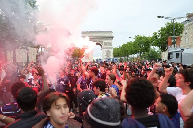 Football, CL Final, Paris St. Germain - Inter Milan, Fans celebrate on the Champs Elysees in Paris