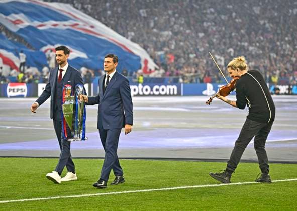31 05 2025, Football UEFA Champions League Final 2025 Paris St Germain Inter Milan, at Allianz Arena Munich Javier Pastore and Javier Zanetti Italy carry the trophy into the stadium while David Garret plays DFL and DFB regulations prohibit any use of photographs as image sequences and or quasi video