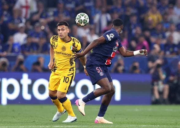 Munich, Germany, 31st May 2025. Lautaro Martinez of Inter Milan tussles with William Pacho of Paris St Germain during the Paris Saint Germain vs Internazionale UEFA Champions League Final match at Munich Football Arena, Munich. Picture credit should read: David Klein Sportimage EDITORIAL USE ONLY. No use with unauthorised audio, video, data, fixture lists, club league logos or live services. Online in-match use limited to 120 images, no video emulation. No use in betting, games or single club league player publications. SPI_052_DK_UCL_Final SPI-3964-0051