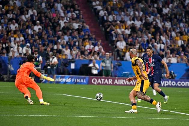 31 05 2025, Football UEFA Champions League Final 2025 Paris St Germain Inter Milan, in the Allianz Arena Munich Goalkeeper Yann Sommer Inter Milan concedes here the 1 0 from Achraf Hakimi FC Paris Saint Germain DFL and DFB regulations prohibit any use of photographs as image sequences and or quasi video