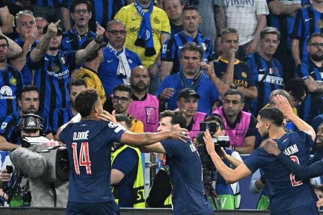 31 05 2025, xsltx, Football UEFA Champions League Final 2025, Paris St Germain Inter Milan v l Goal celebration after the goal to celebrate the goal celebrate 1 0 by Achraf Hakimi Paris St Germain Inter fan shows the middle fingers DFL DFB REGULATIONS PROHIBIT ANY USE OF PHOTOGRAPHS as IMAGE SEQUENCES and or QUASI VIDEO Muenchen