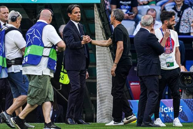 2025-05-31 Paris Saint-Germain v FC Internazionale Milano - UEFA Champions League Final 2025 MUNICH, GERMANY - MAY 31: head coach Simone Inzaghi of FC Internazionale Milano, head coach Luis Enrique of Paris Saint-Germain shake hands during the UEFA Champions League Final 2025 match between Paris Saint-Germain and FC Internazionale Milano at Munich Football Arena on May 31, 2025 in Munich, Germany. Munich Munich Football Arena Germany Content not available for redistribution in The Netherlands directly or indirectly through any third parties. Copyright: xJorisxVerwijstx