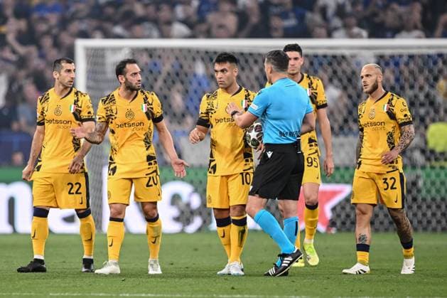 Henrikh Mkhitaryan FC Internazionale Milano , Hakan Calhanoglu FC Internazionale Milano , Lautaro Martinez FC Internazionale Milano , Alessandro Bastoni FC Internazionale Milano and Federico Dimarco FC Internazionale Milano look dejected during the UEFA Champions League Final 2025 between Paris Saint Germain and FC Internazionale Milano at Munich Football Arena on May 31, 2025 in Munich, Germany Photo by Harry Langer DeFodi Images