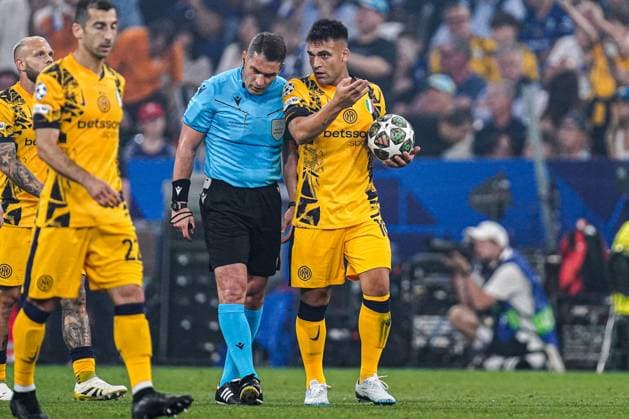2025-05-31 Paris Saint-Germain v FC Internazionale Milano - UEFA Champions League Final 2025 MUNICH, GERMANY - MAY 31: Lautaro Martinez of FC Internazionale Milano talking to referee Istvan Kovacs during the UEFA Champions League Final 2025 match between Paris Saint-Germain and FC Internazionale Milano at Munich Football Arena on May 31, 2025 in Munich, Germany. Munich Munich Football Arena Germany Content not available for redistribution in The Netherlands directly or indirectly through any third parties. Copyright: xJorisxVerwijstx