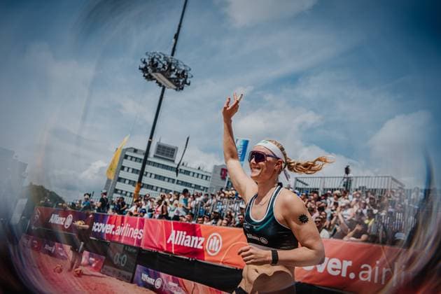 Beach volleyball men Allianz German Beach Tour 2025 Tourstop Hamburg 31 05 2025 Anna Behlen enters the arena Hamburg Active City Arena Heiligengeistf Hamburg Germany