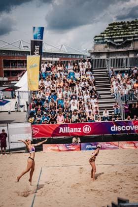 Beach volleyball men Allianz German Beach Tour 2025 Tourstop Hamburg 31 05 2025 Louisa Lippmann serving Hamburg Active City Arena Heiligengeistf Hamburg Germany