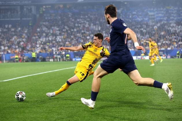 Champions-League-Finale 2025 31. Mai 2025, München UEFA-Champions-League-Finale Paris Saint Germain gegen Internazionale Milano Benjamin Pavard von Inter Mailand rutscht aus und greift Khvicha Kvaratskhelia von PSG an Foto Charlotte Wilson Abseits München Deutschland  Copyright: xCharlottexWilsonx xOffsidexOffside