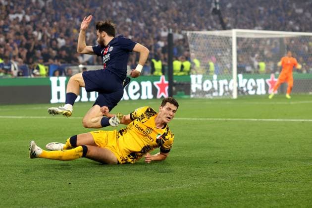 Champions-League-Finale 2025 31. Mai 2025, München UEFA-Champions-League-Finale Paris Saint Germain gegen Internazionale Milano Benjamin Pavard von Inter Mailand rutscht aus und greift Khvicha Kvaratskhelia von PSG an Foto Charlotte Wilson Abseits München Deutschland  Copyright: xCharlottexWilsonx xOffsidexOffside