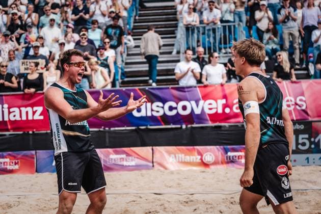 Beach volleyball men Allianz German Beach Tour 2025 Tourstop Hamburg 31 05 2025 v l Jonas Kaminski and Luis Kubo cheer Hamburg Active City Arena Heiligengeistf Hamburg Germany
