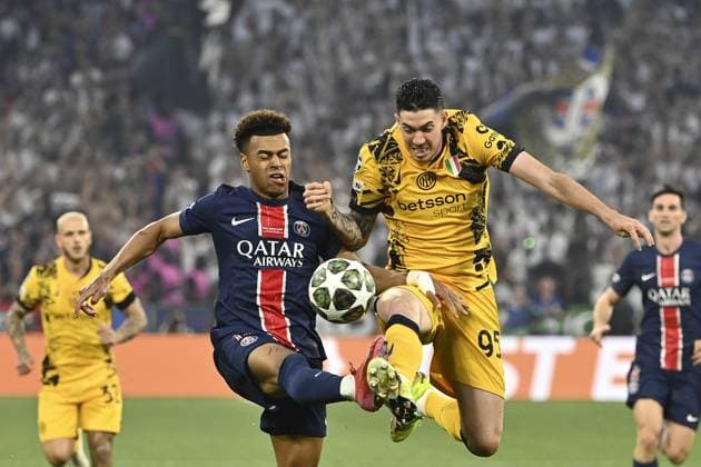 Paris Saint-Germain v Inter Milan UEFA Champions League final match MUNICH, GERMANY, MAY 31: Desire Doue (L, of Paris Saint-Germain, and Alessandro Bastoni (R), of Inter Milan, fight for the ball during the UEFA Champions League football final match between Paris Saint-Germain and Inter Milan at the Munich Football Arena in Munich, Germany, on May 31, 2025. Isabella Bonotto Anadolu Munich Germany. Editorial use only. Please get in touch for any other usage.  Copyright: x2025xAnadoluxIsabellaxBonottox
