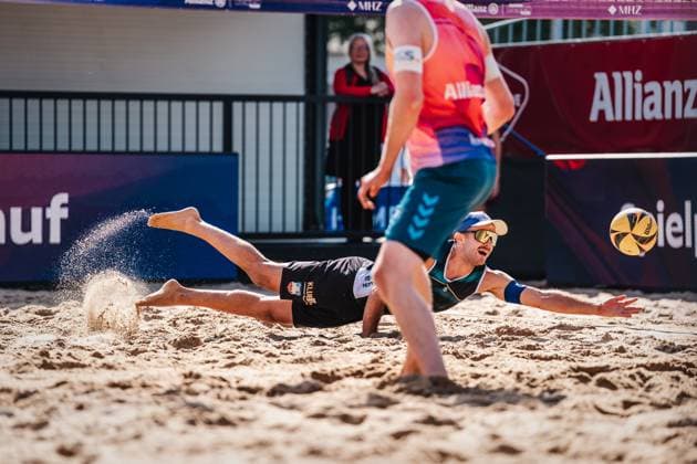 Beach volleyball men Allianz German Beach Tour 2025 Tourstop Hamburg 31 05 2025 Tilo Rietschel jumps to the ball Hamburg Active City Arena Heiligengeistf Hamburg Germany