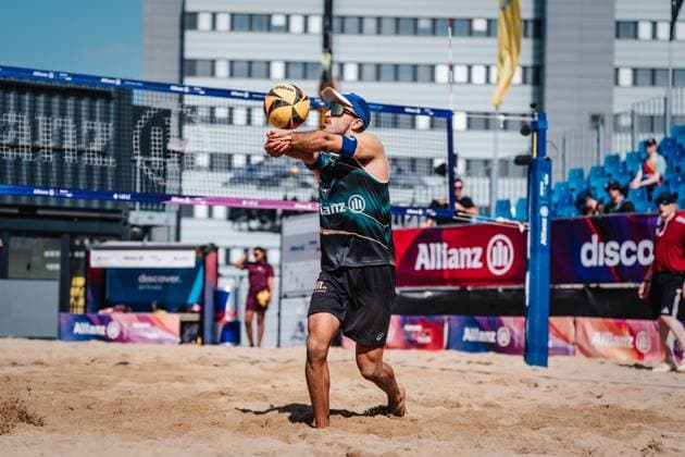 Beach volleyball men Allianz German Beach Tour 2025 Tourstop Hamburg 31 05 2025 Tilo Rietschel plays the ball Hamburg Active City Arena Heiligengeistf Hamburg Germany