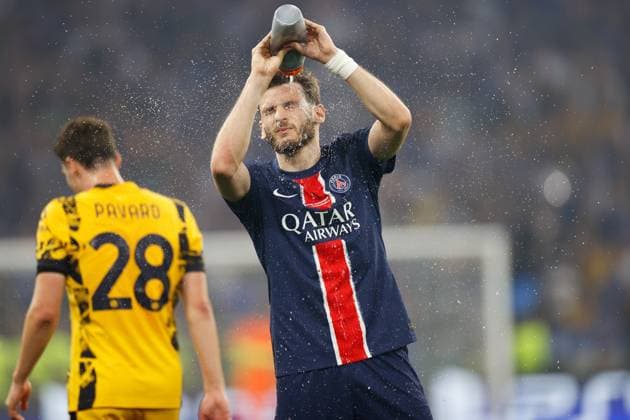 MUNCHEN, 31-05-2025, Allianz Arena, UEFA Champions League season 2024 2025, Match between Paris Saint Germain and Inter Milan. Paris Saint-Germain player Khvicha Kvaratskhelia drinks during the match and wets his face PSG - Inter Milan (CL Final)  x29555981x Copyright:
