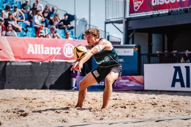 Beach volleyball men Allianz German Beach Tour 2025 Tourstop Hamburg 31 05 2025 Luis Kubo takes the ball Hamburg Active City Arena Heiligengeistf Hamburg Germany